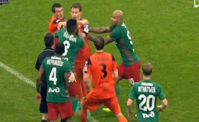 Туча играча на терену у финалу купа Русије (ВИДЕО)